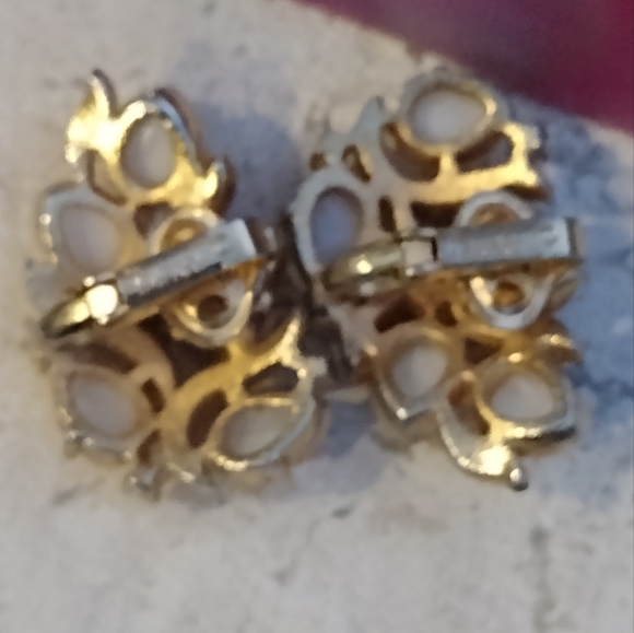 1960s ALFRED PHILIPPE Crown Trifari Moonstone Glass Fruit Salad Earrings - Picture 7 of 15